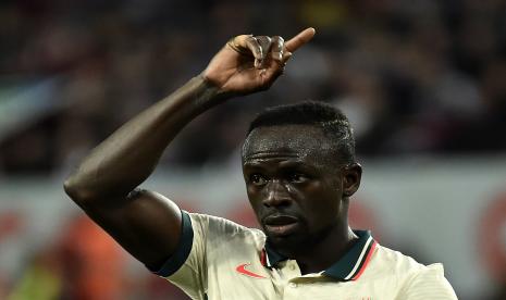 Reaksi pemain Liverpool Sadio Mane saat pertandingan sepak bola Liga Inggris antara Aston Villa dan Liverpool di Villa Park di Birmingham, Inggris, Selasa, 10 Mei 2022.