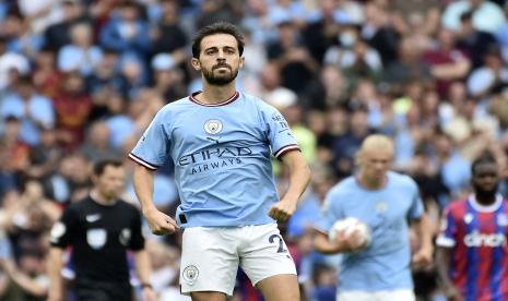 Reaksi pemain Manchester City Bernardo Silva setelah mencetak gol pertama timnya pada pertandingan sepak bola Liga Inggris antara Manchester City dan Crystal Palace di stadion Etihad di Manchester, Inggris, Sabtu, 27 Agustus 2022. 