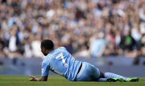 Reaksi pemain Manchester City Raheem Sterling selama pertandingan sepak bola Liga Inggris antara Manchester City dan Liverpool, di stadion Etihad di Manchester, Inggris, Ahad, 10 April 2022.