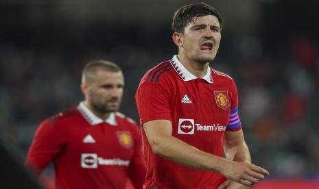  Reaksi pemain Manchester United Harry Maguire saat meninggalkan lapangan saat turun minum saat pertandingan sepak bola antara Manchester United dan Melbourne Victory di Melbourne Cricket Ground, Australia, Jumat, 15 Juli 2022. 