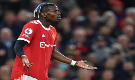 Reaksi pemain Manchester United Paul Pogba setelah diusir keluar lapangan saat pertandingan sepak bola Liga Inggris antara Manchester United dan Liverpool FC di Manchester, Inggris, 24 Oktober 2021.