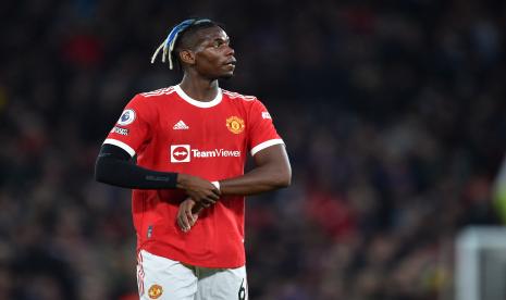 Reaksi pemain Manchester United Paul Pogba setelah diusir keluar lapangan saat pertandingan sepak bola Liga Inggris antara Manchester United dan Liverpool FC di Manchester, Inggris, 24 Oktober 2021.