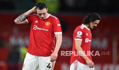  Reaksi pemain Manchester United Phil Jones (kiri) dan Edinson Cavani (kanan) setelah kalah dalam pertandingan Liga Inggris antara Manchester United dan Wolverhampton Wanderers di Manchester, Inggris, Selasa (4/1/2022) dini hari WIB.