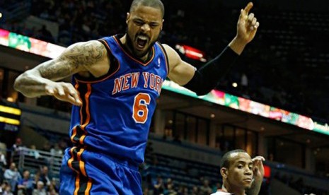 Reaksi pemain New York Knikcs, Tyson Chandler (6) setelah melakukan dunk ke jaring  Milwaukee Bucks Kamis (11/04) di Milwaukee. (AP Photo/Jeffrey Phelps) 