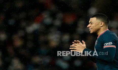  Reaksi pemain PSG Kylian Mbappe setelah kehilangan peluang untuk mencetak gol saat pertandingan sepak bola leg pertama babak 16 besar Liga Champions antara Paris Saint Germain dan Real Madrid di stadion Parc des Princes, di Paris, Prancis, Rabu (16/2) dini hari WIB .