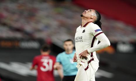 Reaksi pemain Roma Chris Smalling pada akhir laga leg pertama semifinal Liga Europa antara Manchester United dan Roma di Old Trafford, Manchester, Inggris, Kamis, 29 April 2021.