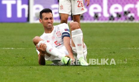 Reaksi pemain Spanyol Sergio Busquets saat pertandingan perempat final kejuaraan sepak bola Euro 2020 antara Swiss dan Spanyol, di stadion Saint Petersburg di Saint Petersburg, Jumat (2/7).