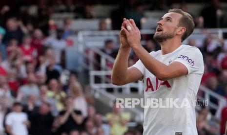  Reaksi pemain Tottenham Harry Kane saat pertandingan sepak bola Liga Inggris antara Arsenal dan Tottenham Hotspur di stadion Emirates di London, Senin (27/9) dini hari WIB.