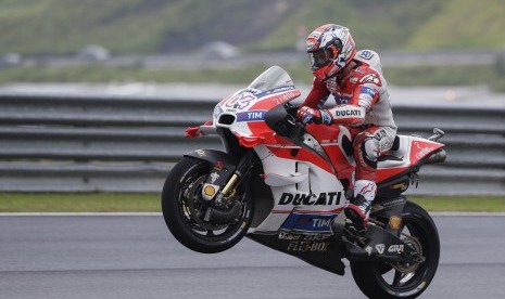 Reaksi pembalap Ducati, Andrea Dovizioso pada babak kualifikasi GP Malaysia di sirkuit Sepang, Sabtu (29/10). Dovizioso start terdepan pada balapan Ahad (30/10). 