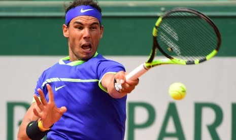 Reaksi petenis Spanyol, Rafael Nadal pada laga Prancis Terbuka lawan Benoit Paire, Senin (29/5). Nadal menang tiga set langsung. 