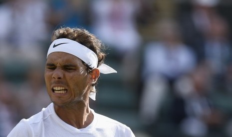 Reaksi Rafael Nadal pada babak perdelapan final Wimbledon, Senin (10/7).