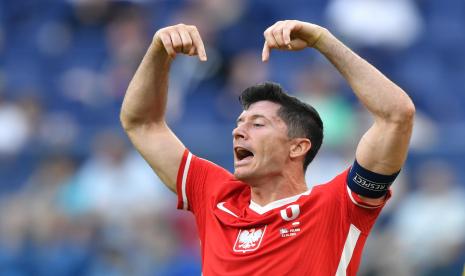 Reaksi Robert Lewandowski dari Polandia selama pertandingan sepak bola babak penyisihan grup E UEFA EURO 2020 antara Polandia dan Swedia di St. Petersburg, Rusia, 23 Juni 2021.