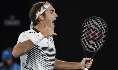 Reaksi Roger Federer setelah mengalahkan Kei Nishikori pada babak perempat final Australia Terbuka 2017 di Melbourne, Ahad (22/1). 