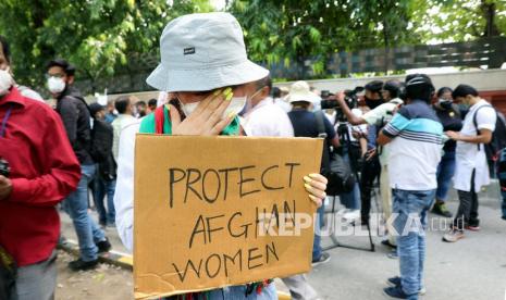  Reaksi seorang pengungsi Afghanistan saat ia memegang plakat yang berpartisipasi dalam protes di New Delhi, India, Senin (23/8). Ratusan aktivis dari berbagai organisasi kiri dan pengungsi Afghanistan mengadakan protes terhadap pengambilalihan Taliban atas Afghanistan dan menuntut untuk melindungi perempuan Afghanistan.