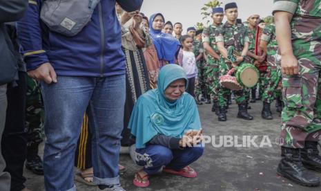 Reaksi seorang wanita dalam doa bersama untuk para korban tragedi Kanjuruhan di luar Stadion Kanjuruhan di Malang, Jawa Timur. Pemkab Malang akan menanggung biaya pengobatan mata korban tragedi Kanjuruhan.