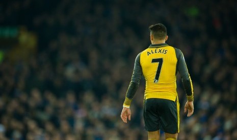 Alexis Sanchez mengenakan kostum nomor 7 di Arsenal.