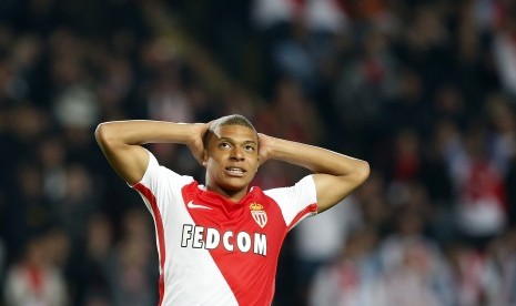 Reaksi striker AS Monaco, Kylian Mbappe pada laga Liga Champions lawan Manchester City di Stade Louis II, Kamis (16/3) dini hari WIB. Mbappe menjadi pemain termuda yang mencetak dua gol di Liga Champions.