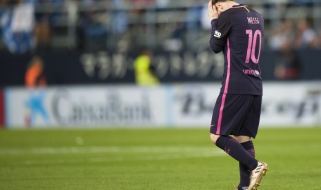 Reaksi striker Barcelona, Lionel Messi pada laga La Liga lawan Malaga di Estadio la Rosaleda, Ahad (9/4) dini hari WIB. Barca kalah 0-2. 