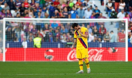 Reaksi striker Barcelona, Lionel Messi pada laga La Liga lawan Levante di Stadion Ciutat de Valencia, Sabtu (2/11). Barcelona kalah 1-3.