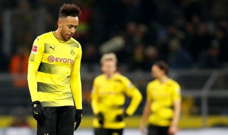 Reaksi striker Borussia Dortmund, Pierre-Emerick Aubameyang seusai laga Bundesliga kontra Werder Bremen, di Signal Iduna Park, Sabtu (9/12). Dortmund kalah 1-2. 