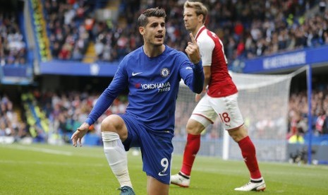 Reaksi striker Chelsea, Alvaro Morata pada babak pertama Liga Primer Inggris lawan Arsenal di Stamford Bridge, Ahad (17/9).