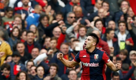 Reaksi striker Genoa, Giovanni Simeone saat mencetak gol ke gawang Juventus pada laga Serie A di Luigi Ferraris, Ahad (27/11). Simeone mencetak dua gol kemenangan 3-1 atas Juve.