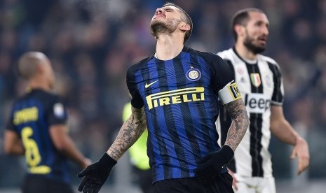 Reaksi striker Inter Milan, Mauro Icardi dan bek Juventus, Giorgio Chiellini (kanan) pada laga Serie A di stadion Juventus, Senin (6/2) dini hari WIB. Juventus menang 1-0 pada laga ini.