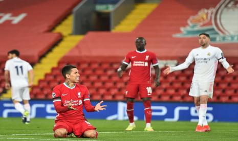 Reaksi striker Liverpool Roberto Firmino saat laga leg kedua perempat final Liga Champions, di Anfield, Kamis (15/4) dini hari WIB.