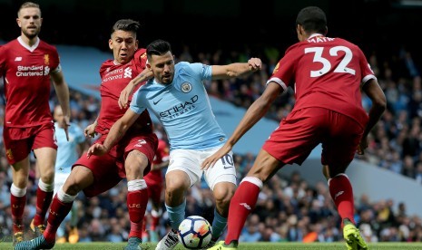 Reaksi striker Manchester City, Sergio Aguero (tengah) pada laga Liga Primer lawan Liverpool di Stadion Etihad, Sabtu (9/9). Aguero mencetak rekor pada laga ini.