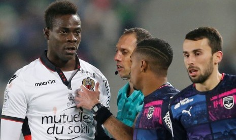 Reaksi striker OGC Nice, Mario Balotelli (kiri) pada laga Ligue 1 lawan Girondins de Bordeaux di stadion Matmut Atlantique, 21 Desember 2016. Balotelli mendapat kartu merah pada laga ini.