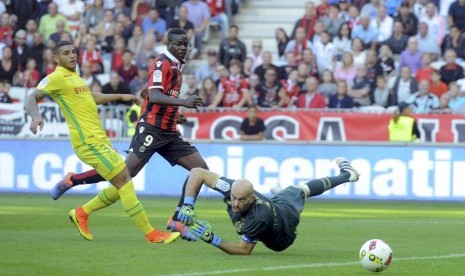 Reaksi striker OGC Nice, Mario Balotelli (tengah) saat mencetak gol kedua ke gawang Nantes pada laga Ligue 1 di Allianz Riviera, Ahad (30/11). Nice menanga 4-1 pada laga ini.