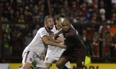 Reaksi striker PSM Makassar, Reinaldo Elias (kanan) pada laga Liga 1 lawan Pusamania Borneo FC di Stadion Matoanging, Makassar, Senin (19/6) malam. 