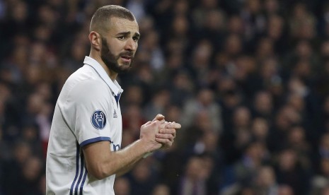 Reaksi striker Real Madrid, Karim Benzema pada laga Liga Champions lawan Napoli di Santiago Bernabeu, Kamis (16/2) dini hari WIB.