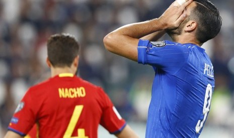 Reaksi striker timnas Italia, Graziano Pelle saat laga lawan Spanyol pada babak kualifikasi Piala Dunia 2018 di Turin, akhir pekan lalu. Pelle dicoret dari skuat Gli Azzurri setelah menolak bersalaman dengan pelatih, Giampiero Ventura.