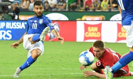 Reaksi striker timnas Italia, Lorenzo Insigne (kiri) pada laga kualifikasi Piala Dunia 2018 lawan Liechtenstein di Stadion Friuli, Udine, Senin (12/6) dini hari WIB. Italia menang 5-0 pada laga ini.