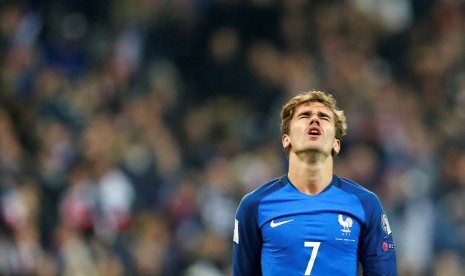 Reaksi striker timnas Prancis, Antoine Griezmann saat laga kualifikasi Piala Dunia 2018 lawan Swedia, di Stade de France, akhir pekan lalu. Griezmann cedera pascalaga ini.