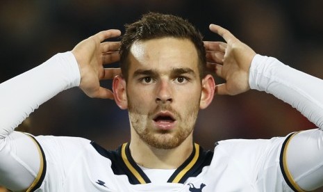 Reaksi striker Tottenham Hotspur, Vincent Janssen pada laga Piala Liga lawan Liverpool di Anfield, Rabu (26/10) dini hari WIB. Pada laga itu, Janssen mencetak satu gol.