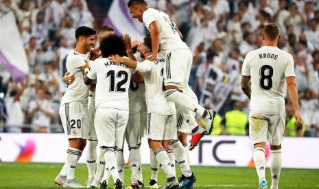 Real Madrid merayakan kemenangan.