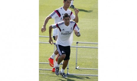 Real Madrid's Angel Di Maria and Cristiano Ronaldo(top) attend a training session at Valdebebas training grounds, outside Madrid August 5, 2014