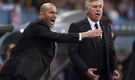 Zinedine Zidane (kiri) saat menjadi asisten pelatih Carlo Ancelotti (kanan) di Real Madrid.