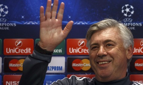 Real Madrid's coach Carlo Ancelotti waves at the start of a news conference at Valdebebas sports grounds in Madrid November 3, 2014 on the eve of Champions League soccer match against Liverpool.