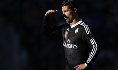 Real Madrid's Cristiano Ronaldo keeps an eye during their Spanish First Division soccer match against Cordoba at El Arcangel stadium in Cordoba, January 24, 2015. 