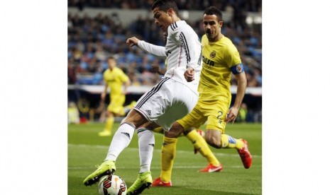 Real Madrid's Cristiano Ronaldo (L) controls the ball past Villarreal's Mario Gaspar Perez during their Spanish first division soccer match at Santiago Bernabeu stadium in Madrid, March 1, 2015. 