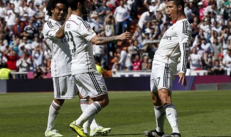 Real Madrids Cristiano Ronaldo (R) celebrates with teammates Marcelo (L) and Francisco Isco Alarcon after a goal against Eibar during their Spanish first division soccer match at Santiago Bernabeu stadium in Madrid April 11, 2015