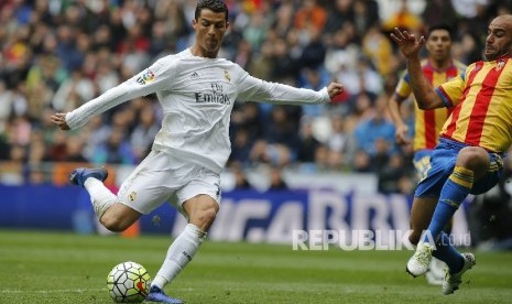 Real Madrid's Cristiano Ronaldo shoots to score during a Spanish La Liga soccer match between Real Madrid and Valencia at the Santiago Bernabeu stadium in Madrid, Spain, Sunday, May 8, 2016. 