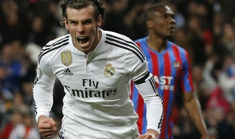 Real Madrid's Gareth Bale celebrates his goal against Levante during their Spanish First Division soccer match at Santiago Bernabeu stadium in Madrid March 15, 2015