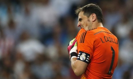 Real Madrid's goalkeeper Iker Casillas reacts during their Spanish first division soccer match against Atletico Madrid at Santiago Bernabeu stadium in Madrid September 13, 2014. 