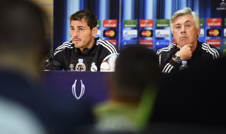 Real Madrid's Iker Casillas (L) and manager Carlo Ancelotti attend a news conference before the team's UEFA Super Cup soccer match against Sevilla at Cardiff City Stadium, Wales, August 11, 2014.