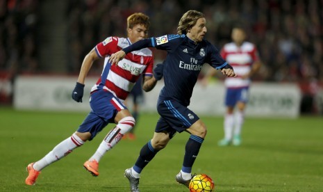 Real Madrid's Luka Modric (R) and Granada's Adalberto Penaranda