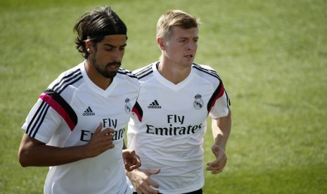 Real Madrid's Sami Khedira (L) and Toni Kroos attend a training session at Valdebebas training grounds, outside Madrid August 5, 2014. 